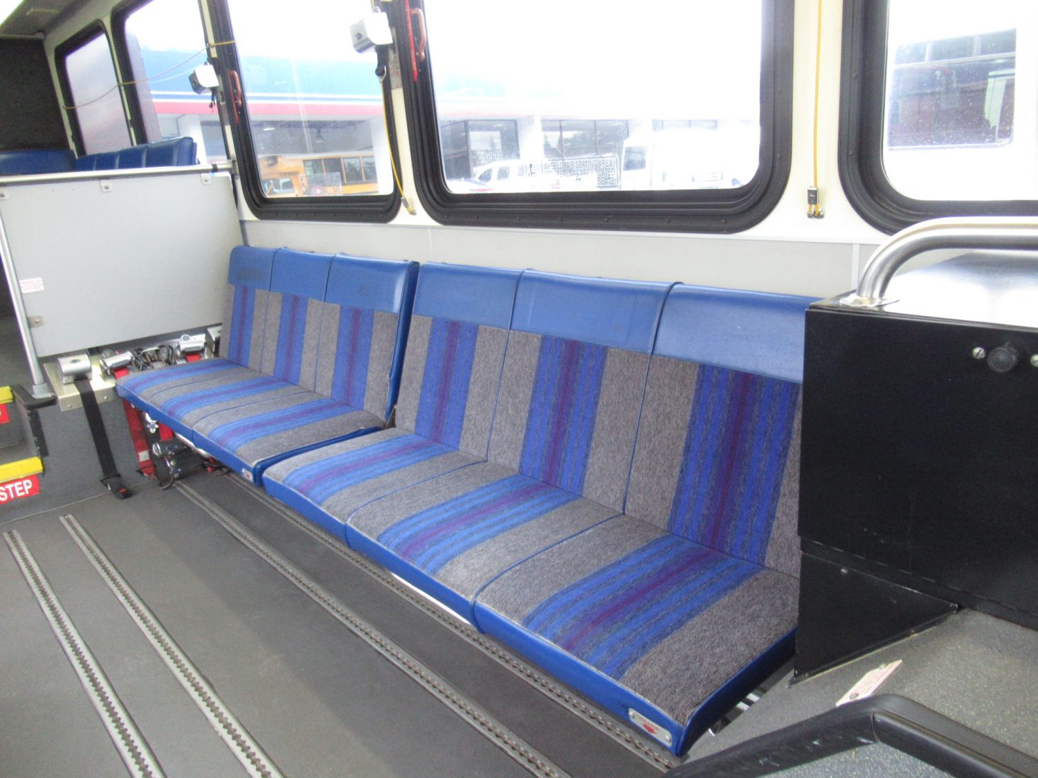 2005 Gillig Low Floor 23 Passenger ADA Transit Bus - T91098 - Image 9