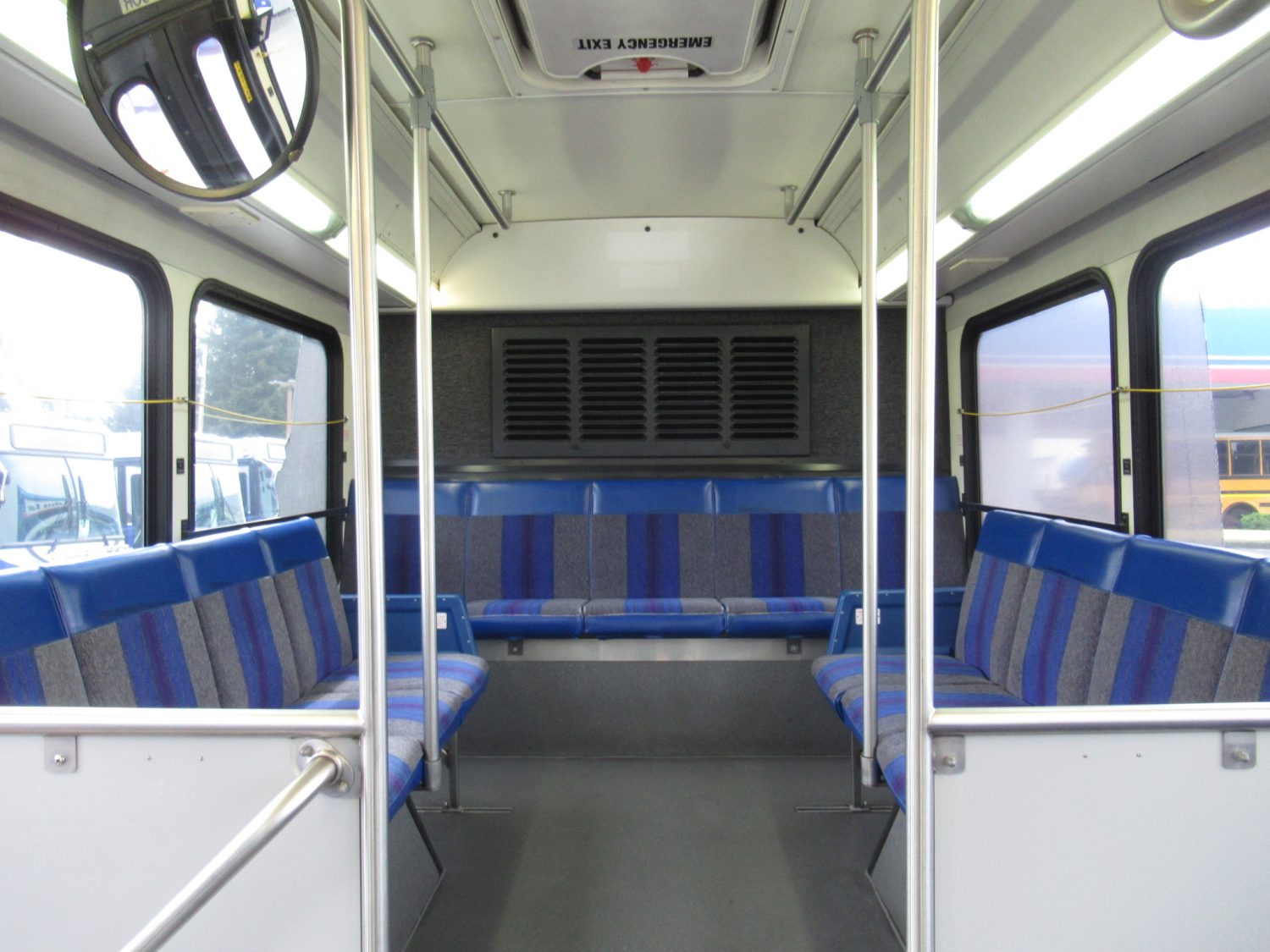 2005 Gillig Low Floor 23 Passenger ADA Transit Bus - T91098 - Image 7