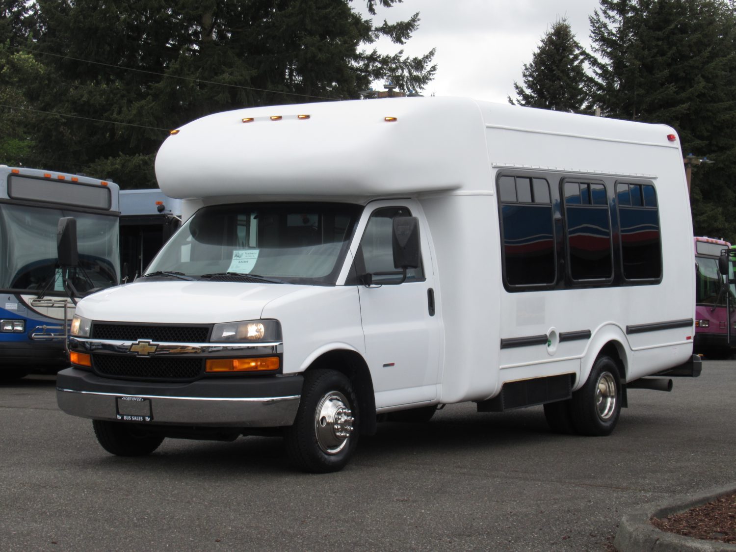 2009 Chevrolet StarTrans 14 Passenger + Rear Luggage Shuttle Bus - S33484 - Image 2