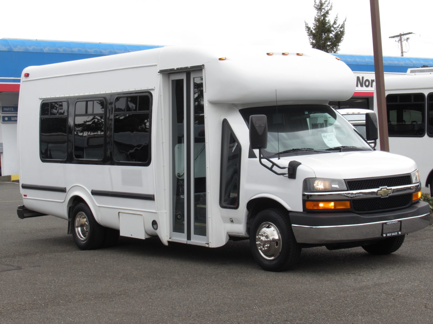 2009 Chevrolet StarTrans 14 Passenger + Rear Luggage Shuttle Bus - S33484