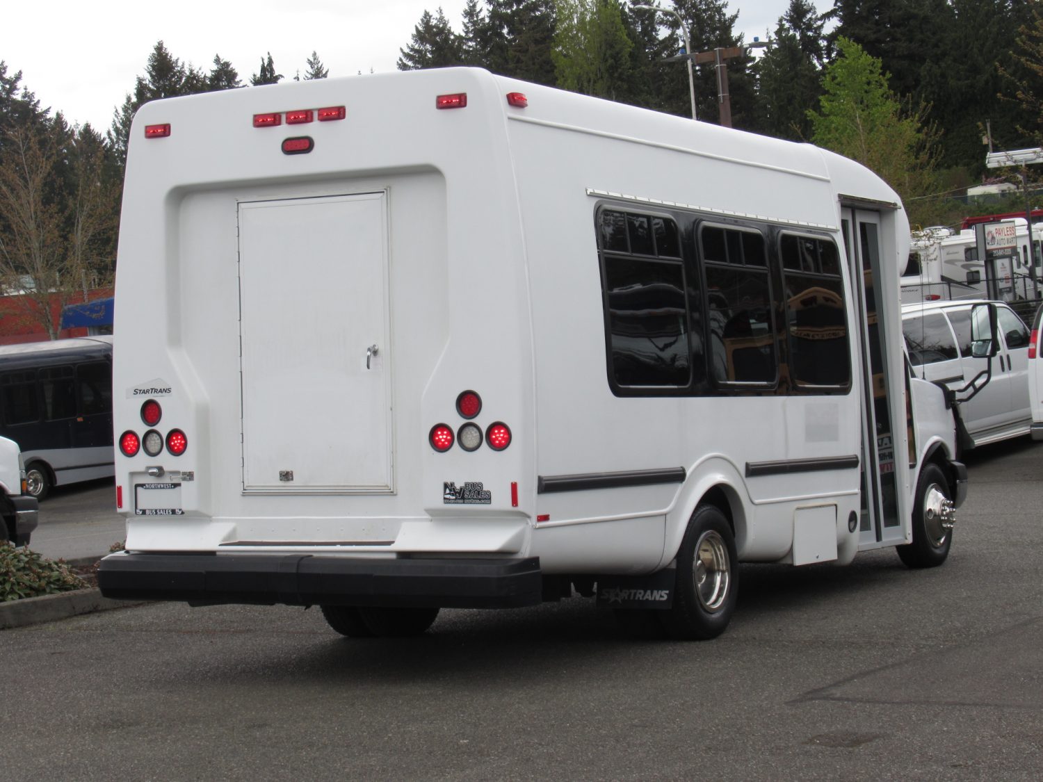 2009 Chevrolet StarTrans 14 Passenger + Rear Luggage Shuttle Bus - S33484 - Image 3