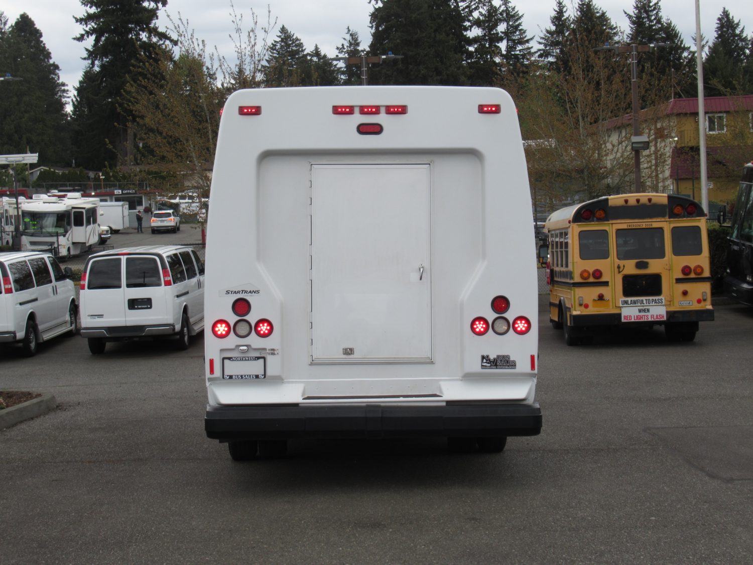 2009 Chevrolet StarTrans 14 Passenger + Rear Luggage Shuttle Bus - S33484 - Image 11