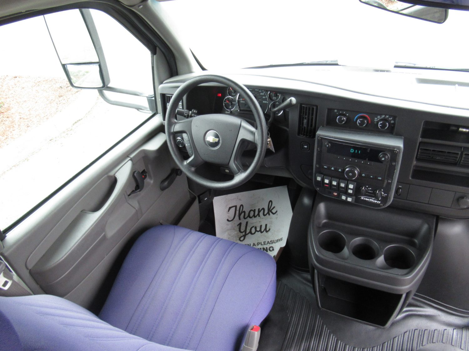 2009 Chevrolet StarTrans 14 Passenger + Rear Luggage Shuttle Bus - S33484 - Image 5