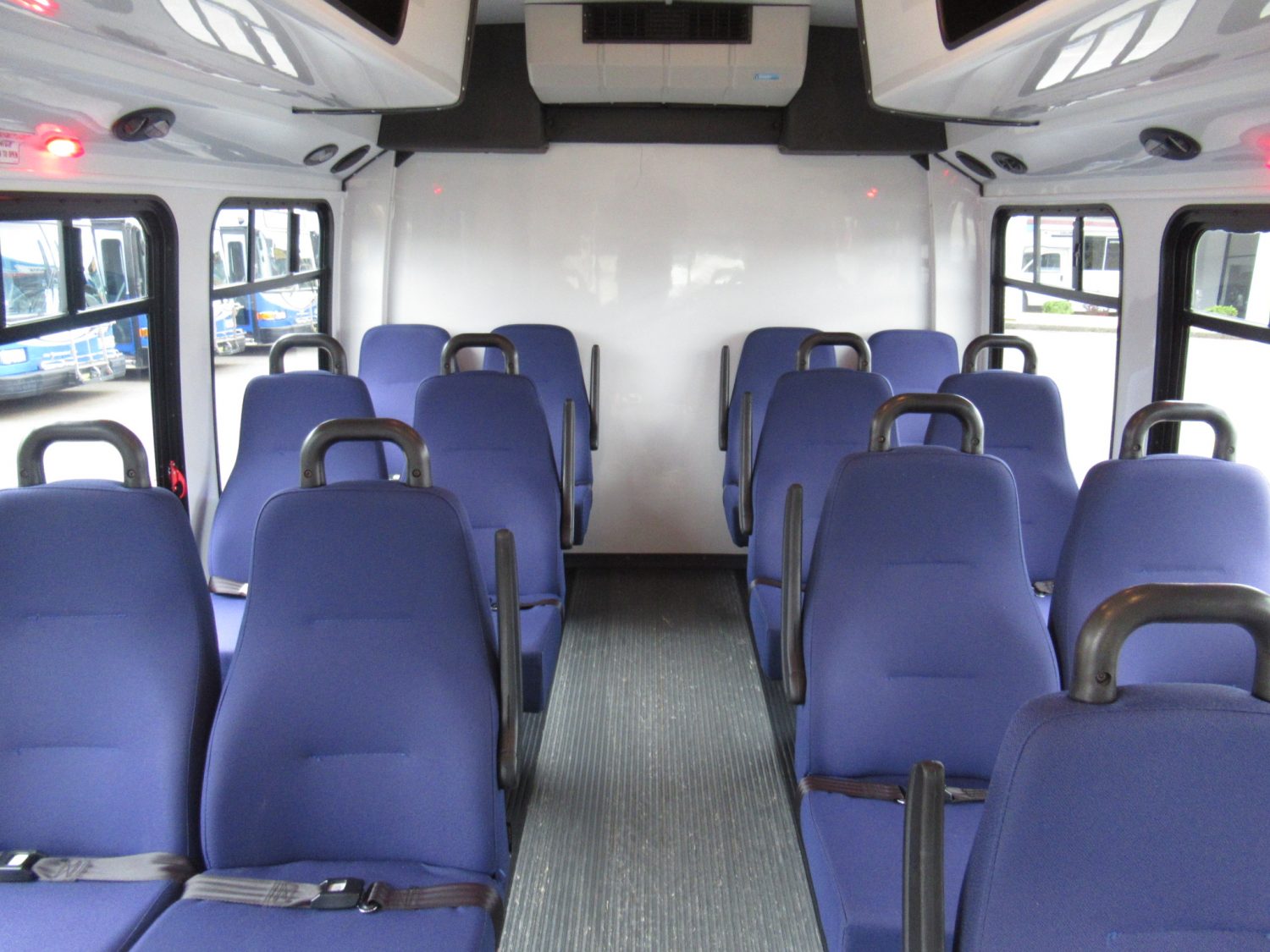 2009 Chevrolet StarTrans 14 Passenger + Rear Luggage Shuttle Bus - S33484 - Image 6