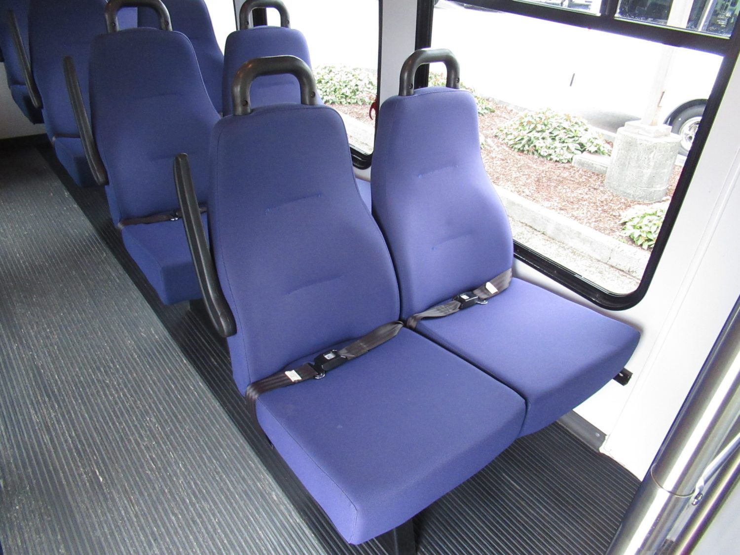 2009 Chevrolet StarTrans 14 Passenger + Rear Luggage Shuttle Bus - S33484 - Image 9