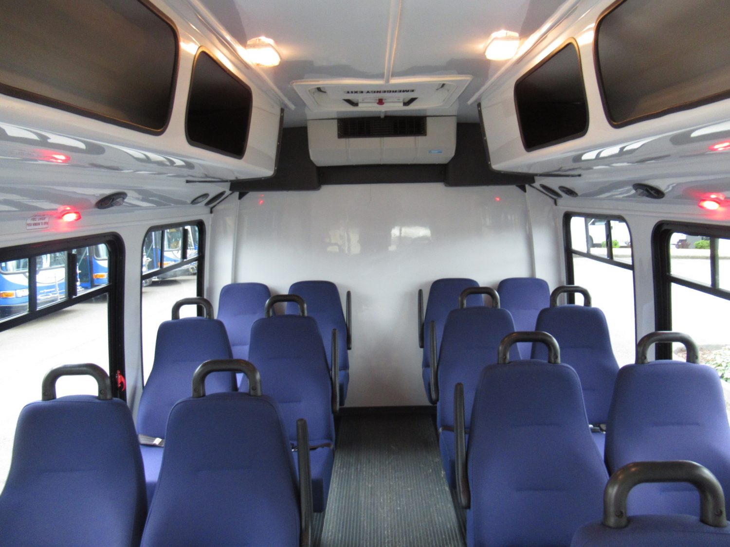 2009 Chevrolet StarTrans 14 Passenger + Rear Luggage Shuttle Bus - S33484 - Image 7