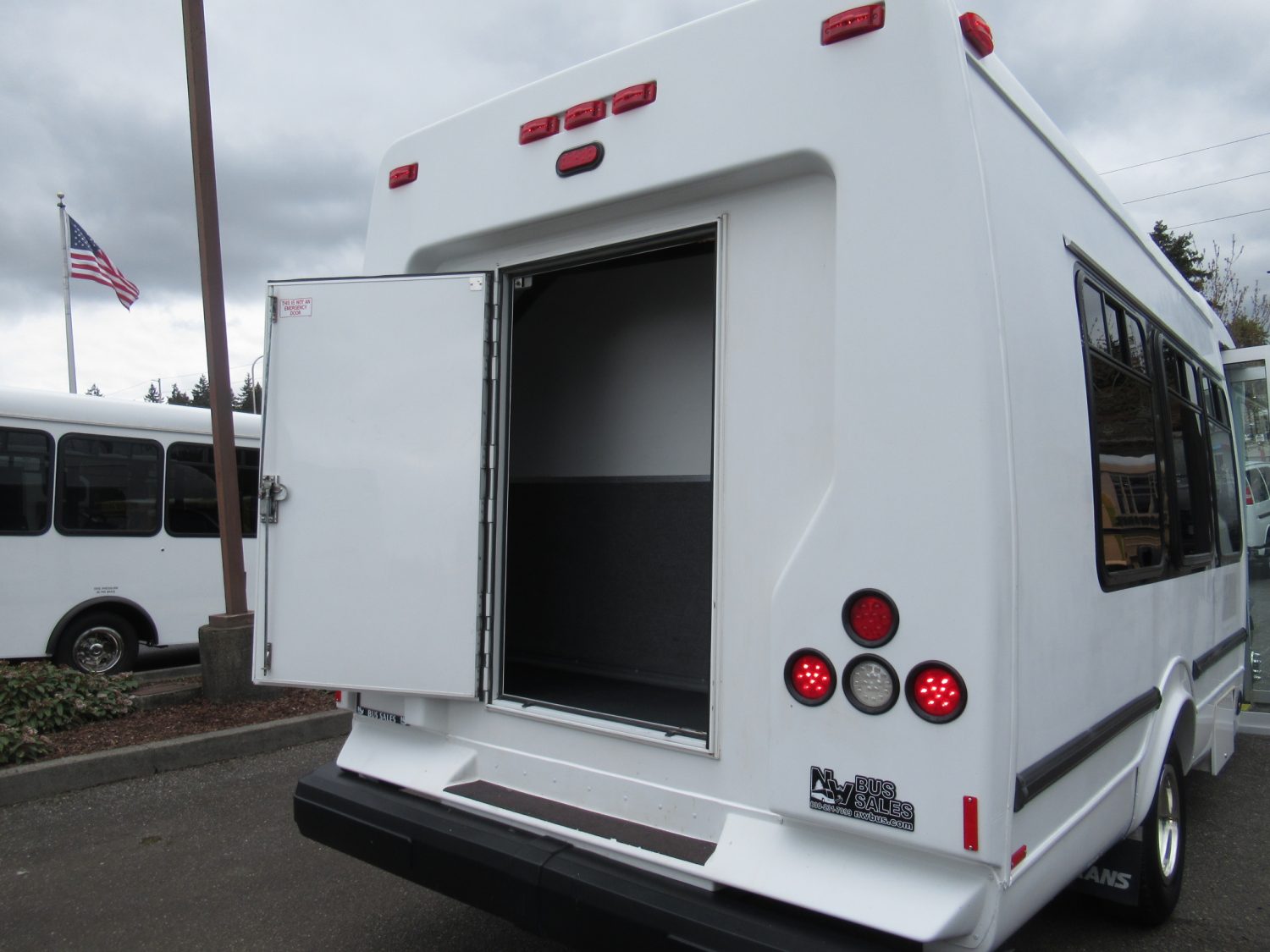 2009 Chevrolet StarTrans 14 Passenger + Rear Luggage Shuttle Bus - S33484 - Image 10