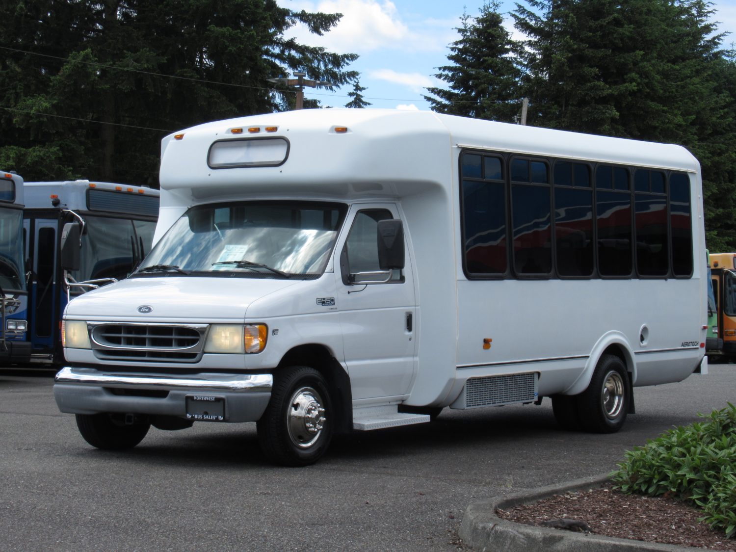 2002 Ford Eldorado Aerotech 22 ADA Shuttle Bus - S75782 - Image 2