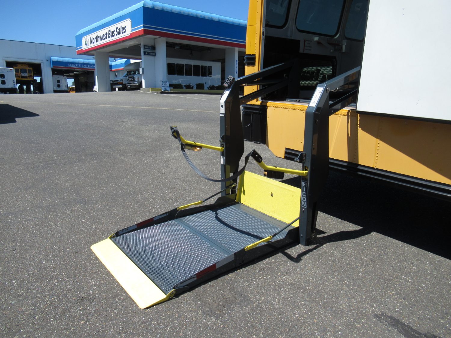 2006 Blue Bird All American 20 Passenger + 2 Wheelchair Short School Bus - B32332 - Image 11