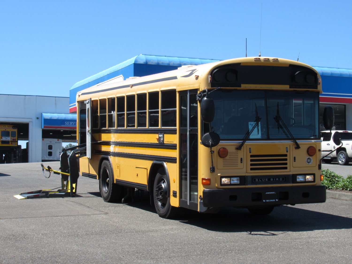 2006 Blue Bird All American 20 Passenger + 2 Wheelchair Short School Bus - B32332