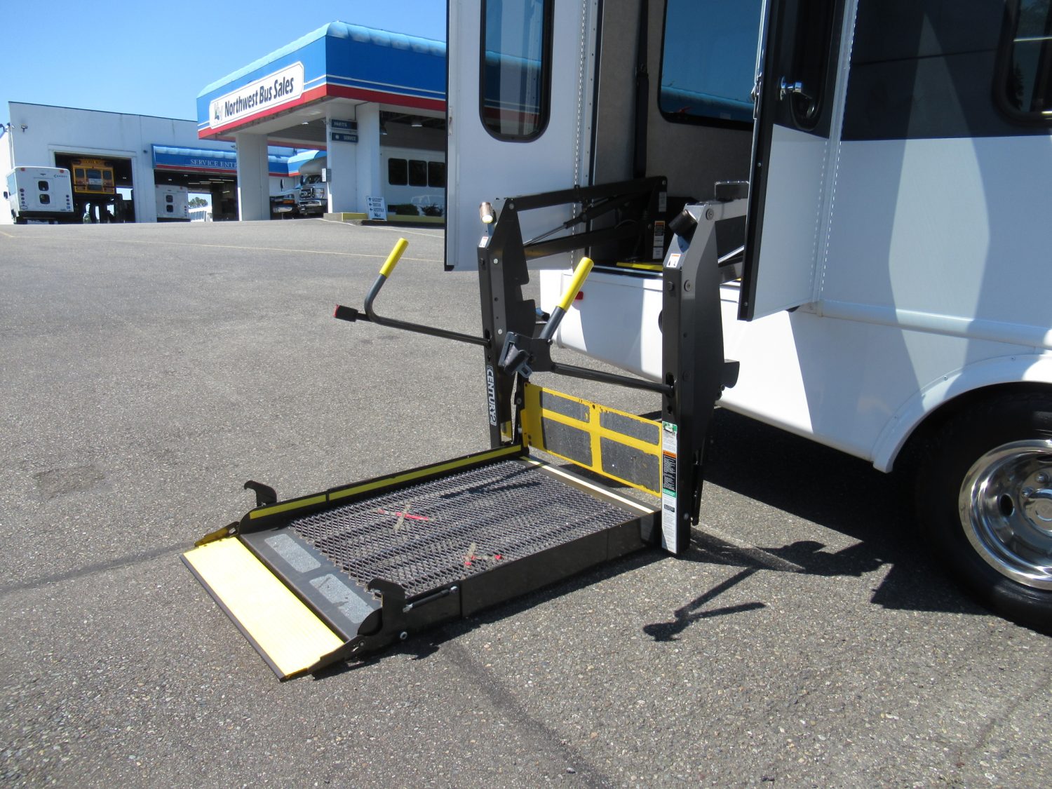 2013 Ford Starcraft Allstar 18 Passenger ADA Shuttle Bus - S25228 - Image 11