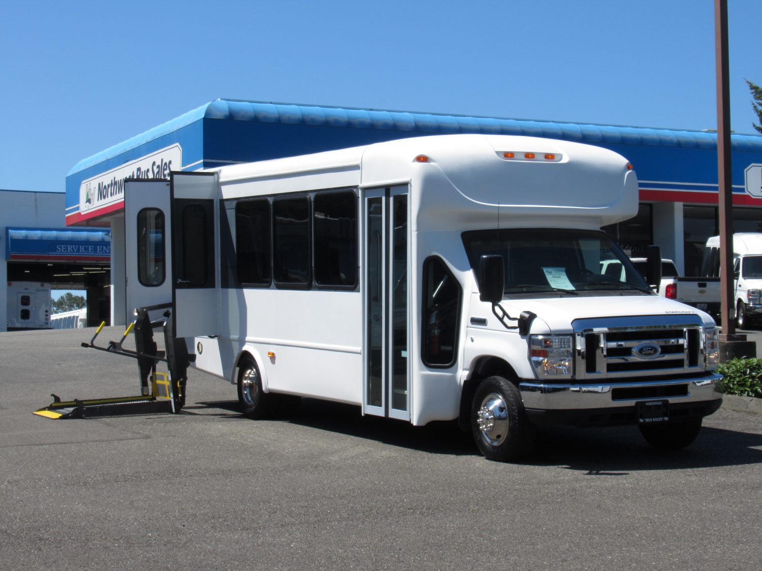 2013 Ford Starcraft Allstar 18 Passenger ADA Shuttle Bus - S25228