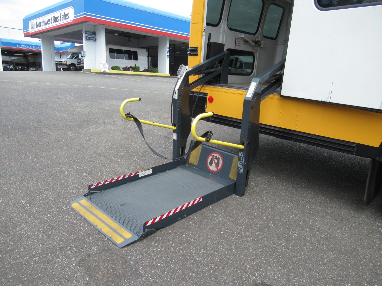 2003 Blue Bird TC-2000 Handy Bus Short School Bus - B07026 - Image 9