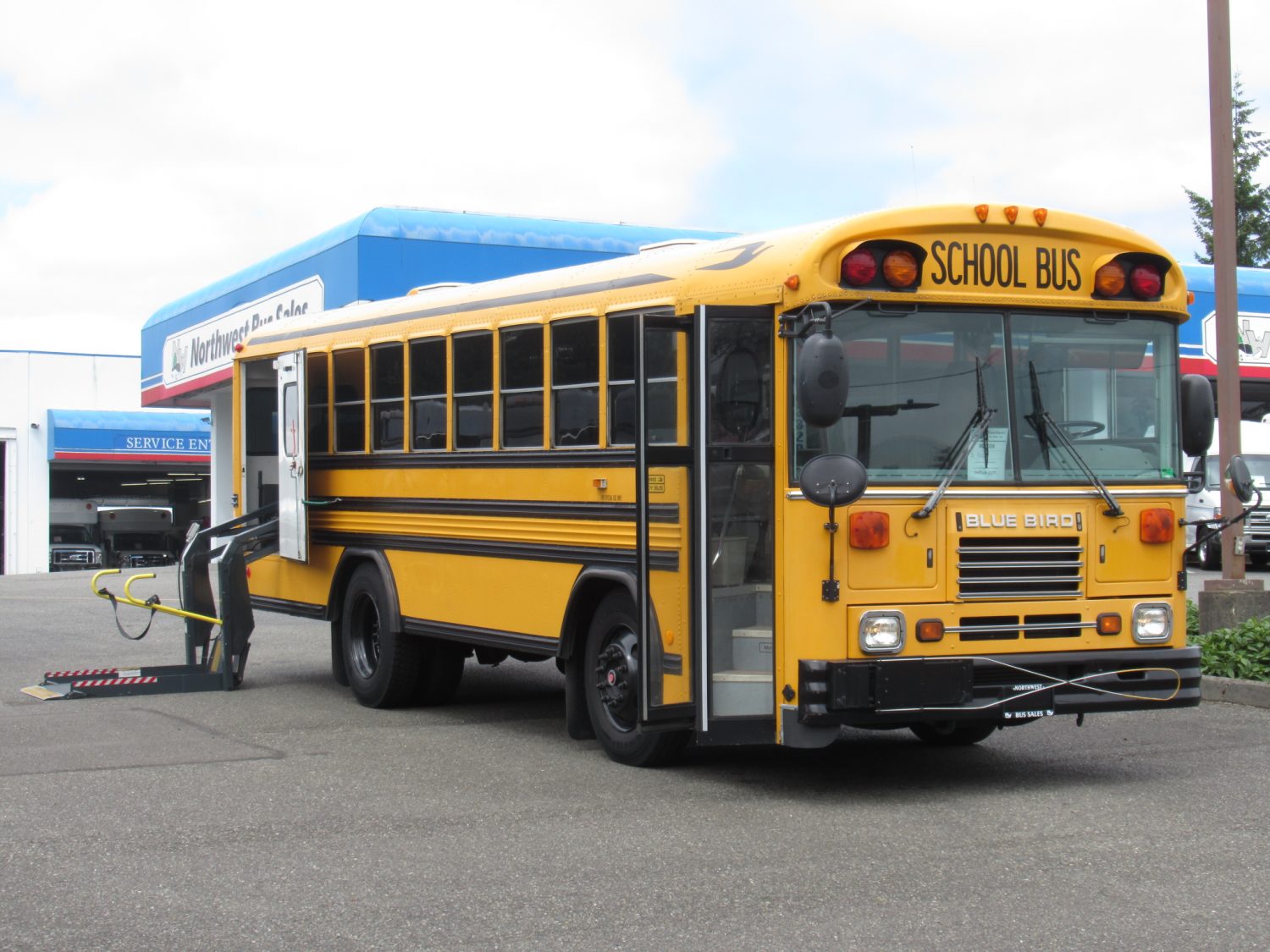 2003 Blue Bird TC-2000 Handy Bus Short School Bus - B07026
