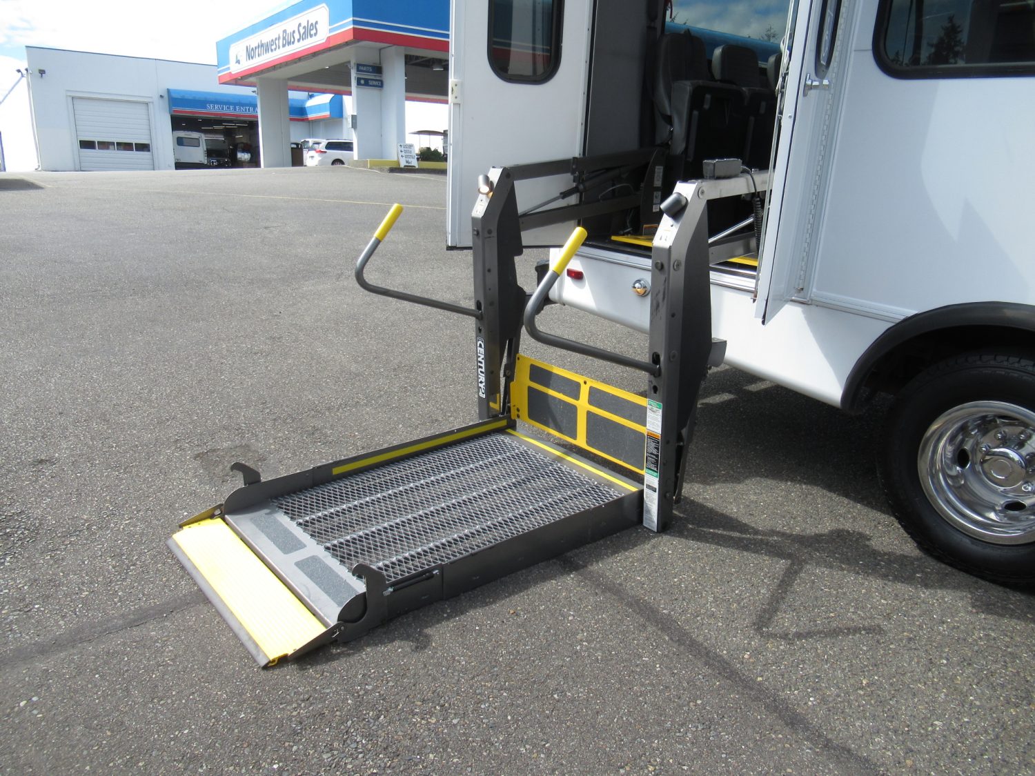 2008 Ford Starcraft Allstar 20 Passenger ADA Shuttle Bus - S29403 - Image 11