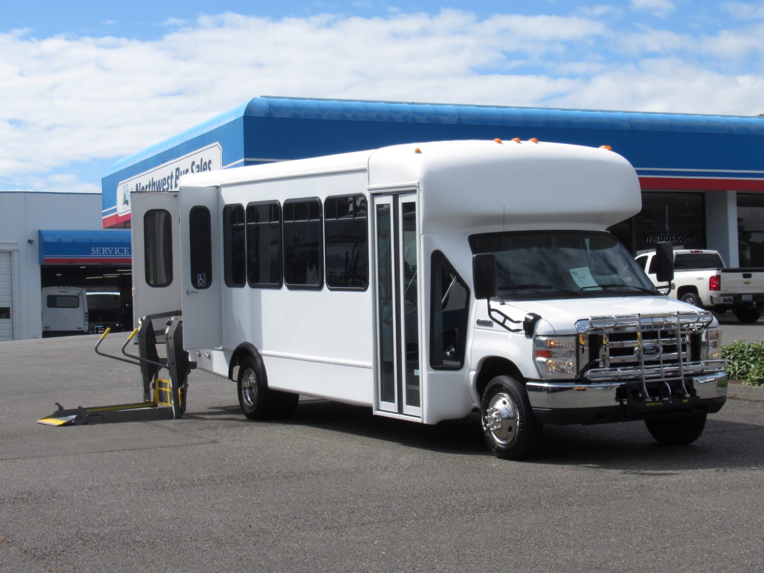 2008 Ford Starcraft Allstar 20 Passenger ADA Shuttle Bus - S29403