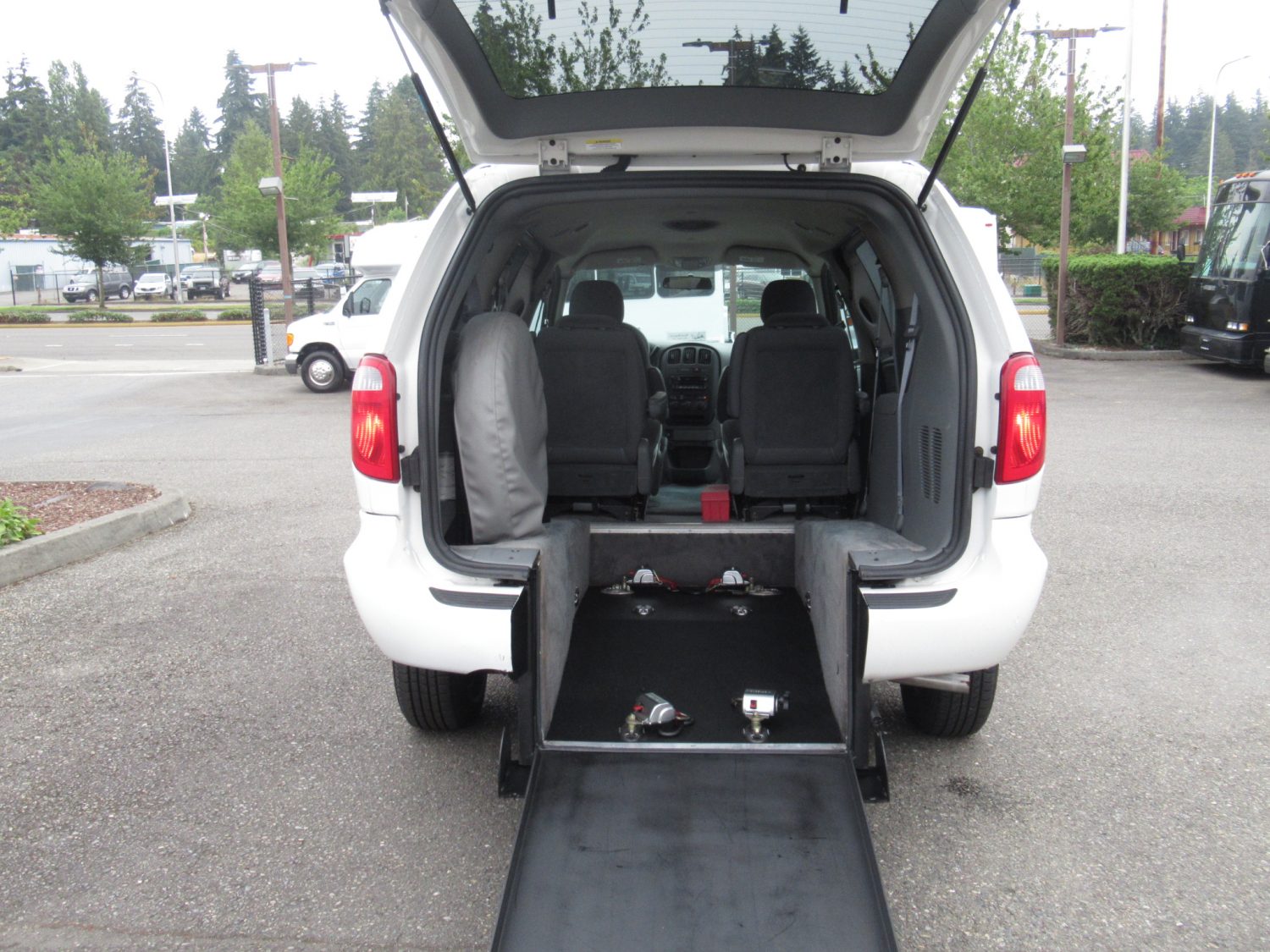 2006 Dodge Caravan Vision by Viewpoint Mobility 3+1 ADA Van - S59333 - Image 8