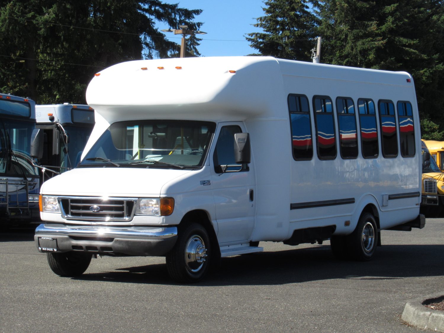 2004 Ford StarTrans Senator 13 Passenger ADA Shuttle Bus - S39463 - Image 2
