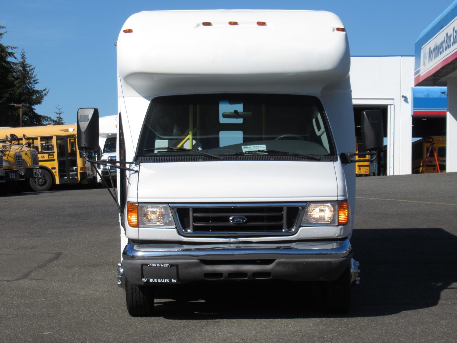 2004 Ford StarTrans Senator 13 Passenger ADA Shuttle Bus - S39463 - Image 12