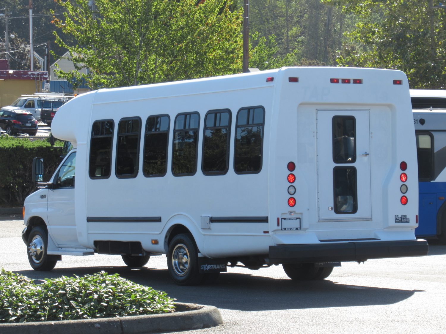 2004 Ford StarTrans Senator 13 Passenger ADA Shuttle Bus - S39463 - Image 4