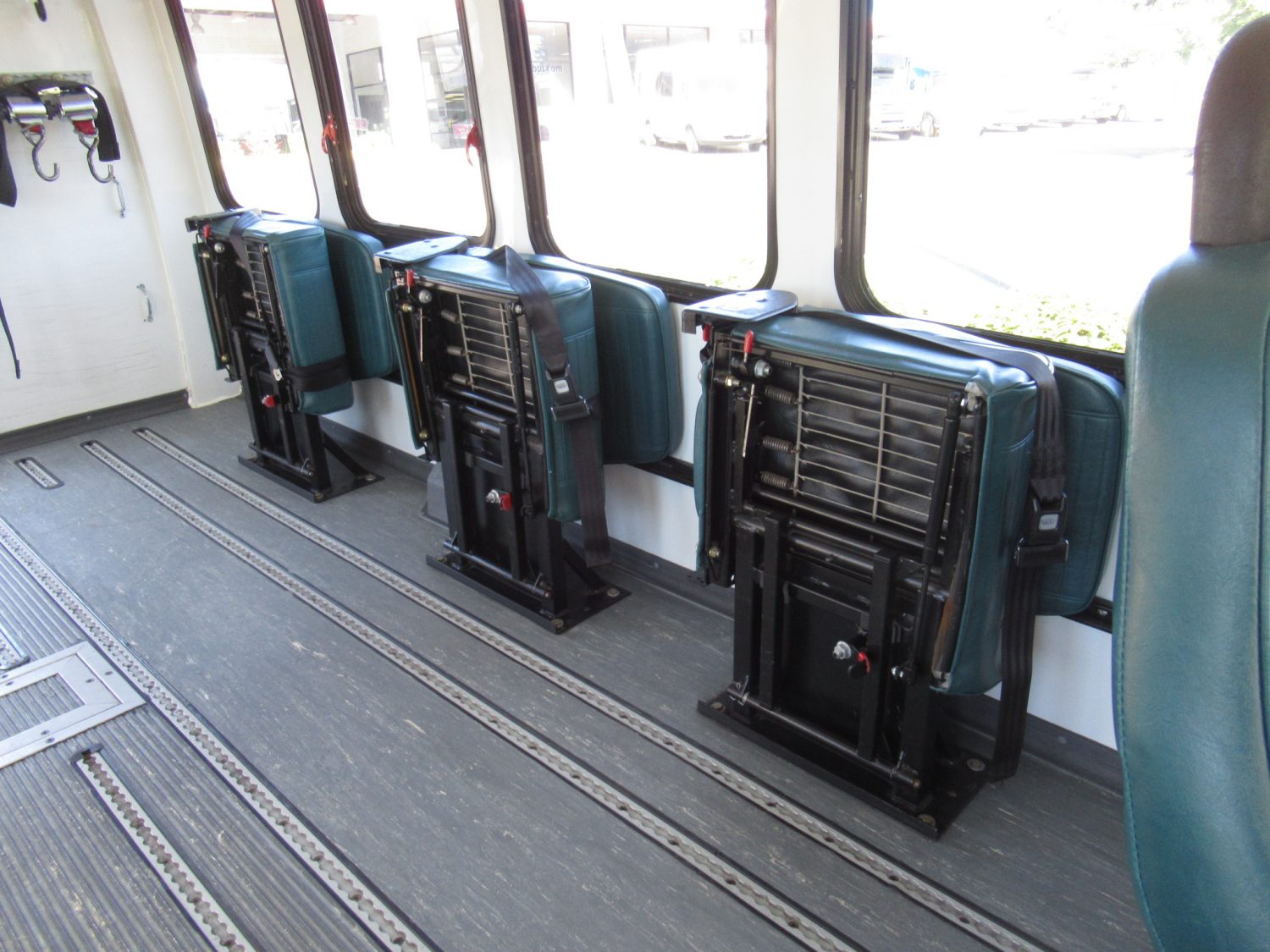 2004 Ford StarTrans Senator 13 Passenger ADA Shuttle Bus - S39463 - Image 9