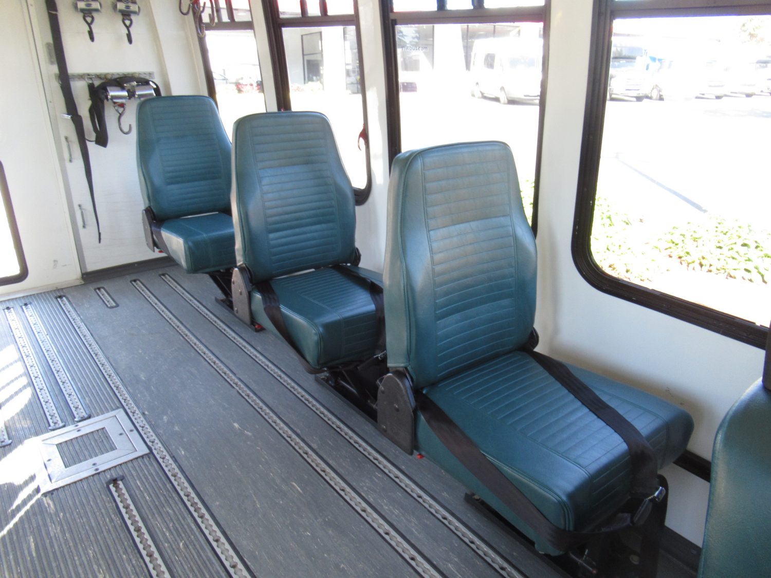 2004 Ford StarTrans Senator 13 Passenger ADA Shuttle Bus - S39463 - Image 8