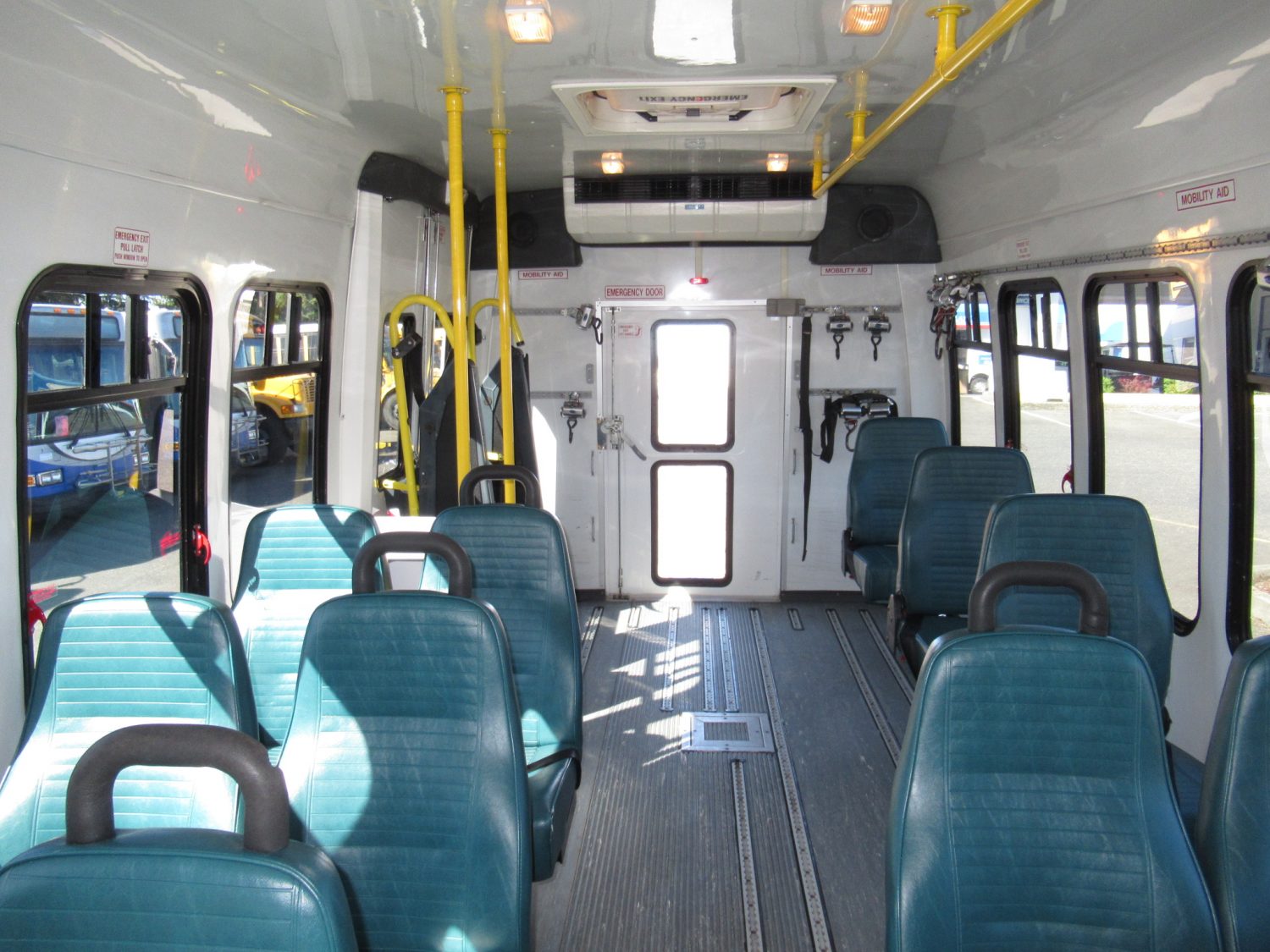 2004 Ford StarTrans Senator 13 Passenger ADA Shuttle Bus - S39463 - Image 6