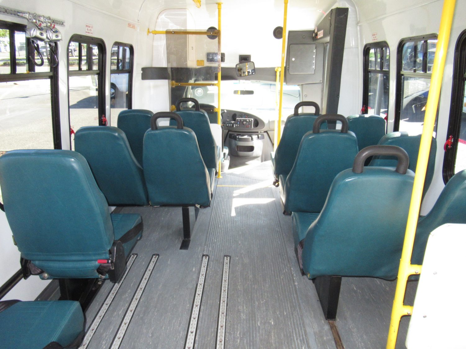 2004 Ford StarTrans Senator 13 Passenger ADA Shuttle Bus - S39463 - Image 10