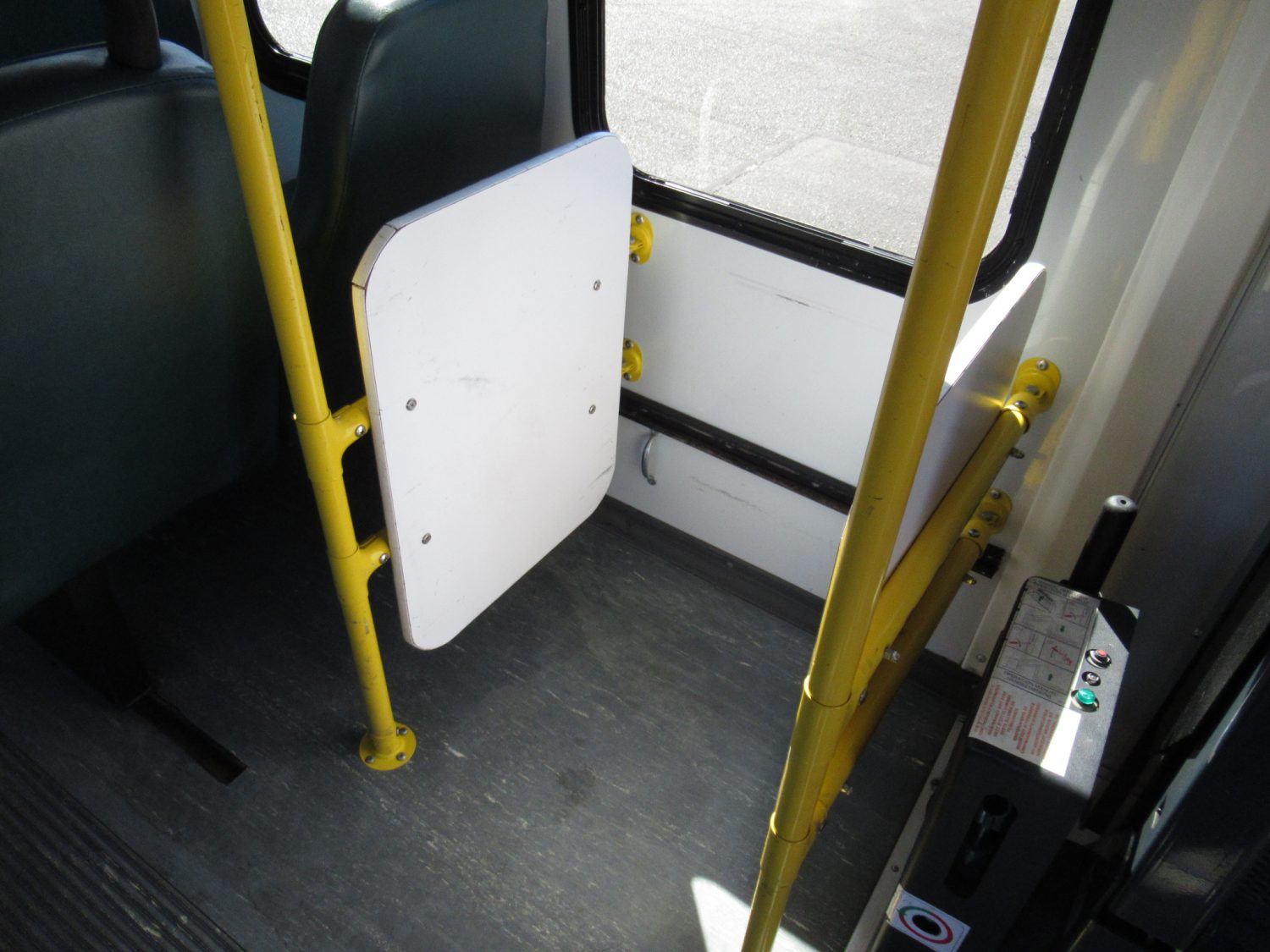 2004 Ford StarTrans Senator 13 Passenger ADA Shuttle Bus - S39463 - Image 11