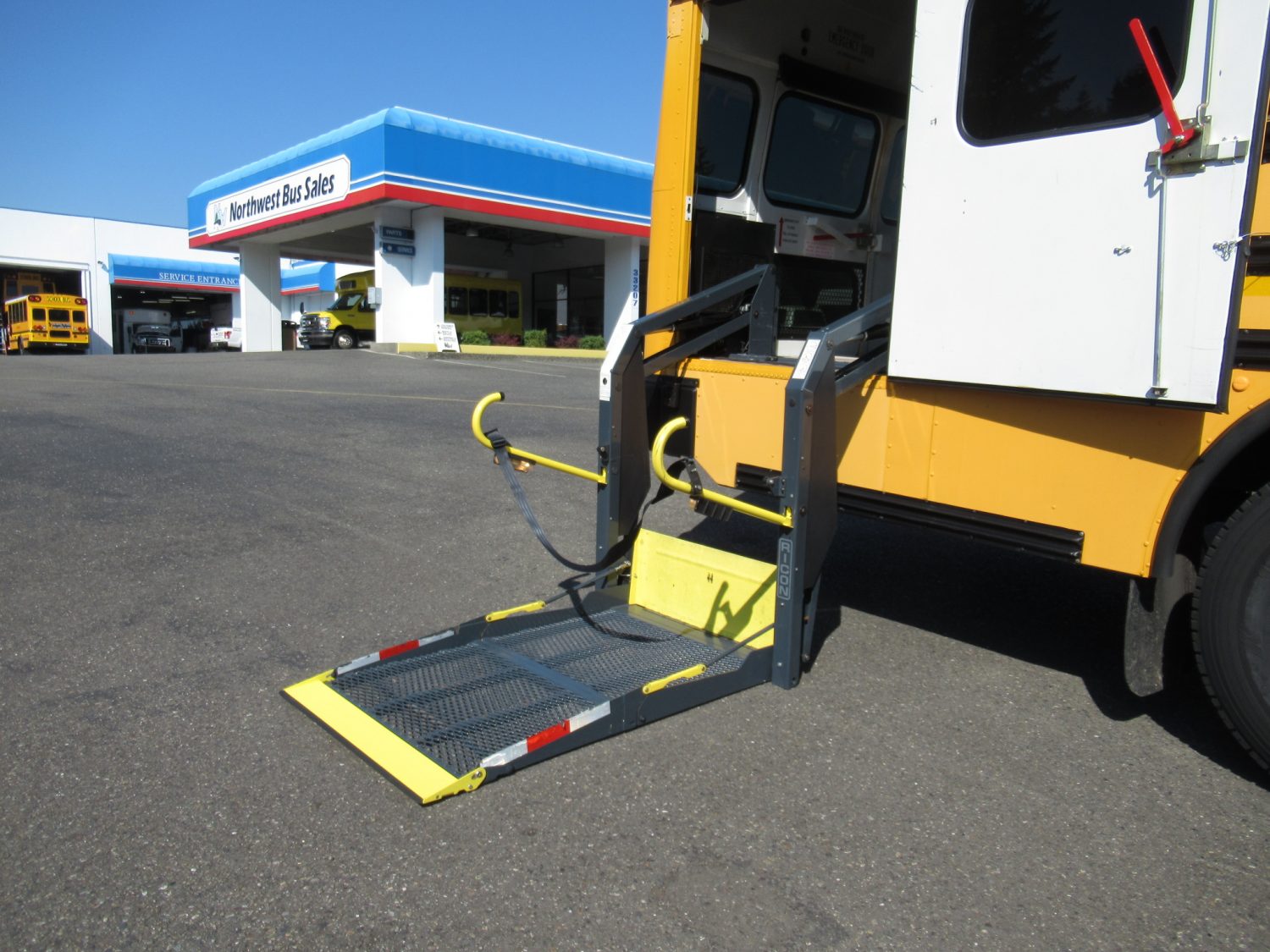 2007 Blue Bird All American 20 Passenger + 2 Wheelchair Short School Bus - B43207 - Image 11