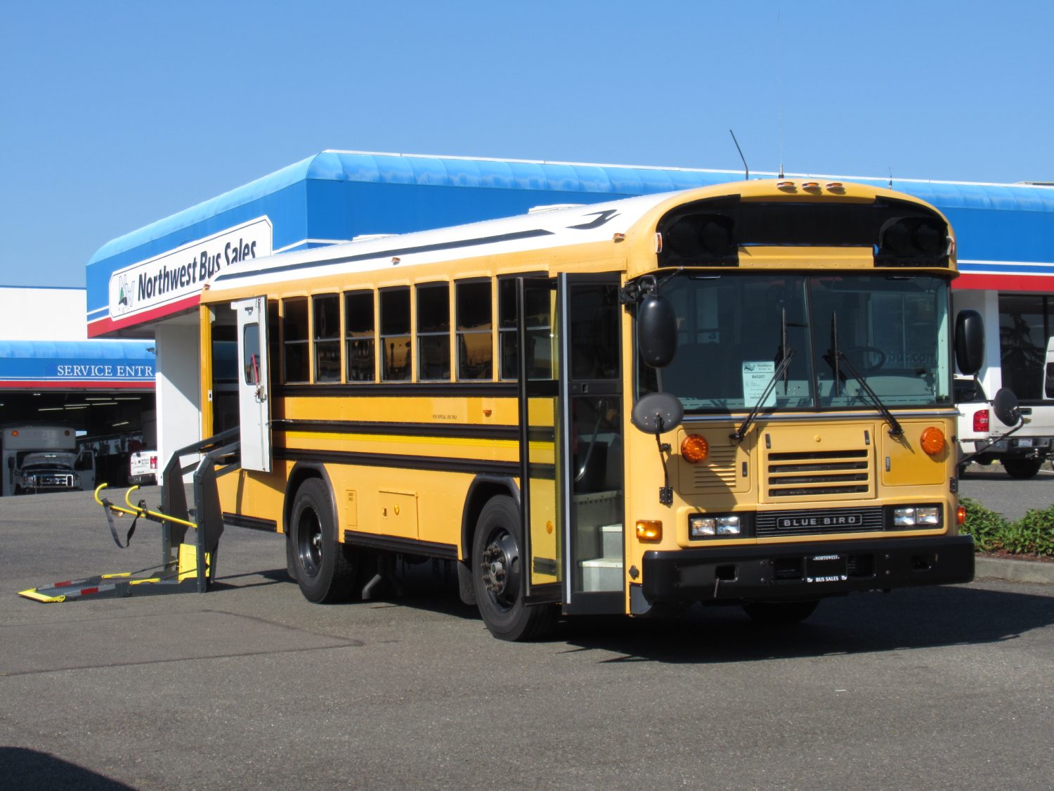 2007 Blue Bird All American 20 Passenger + 2 Wheelchair Short School Bus - B43207
