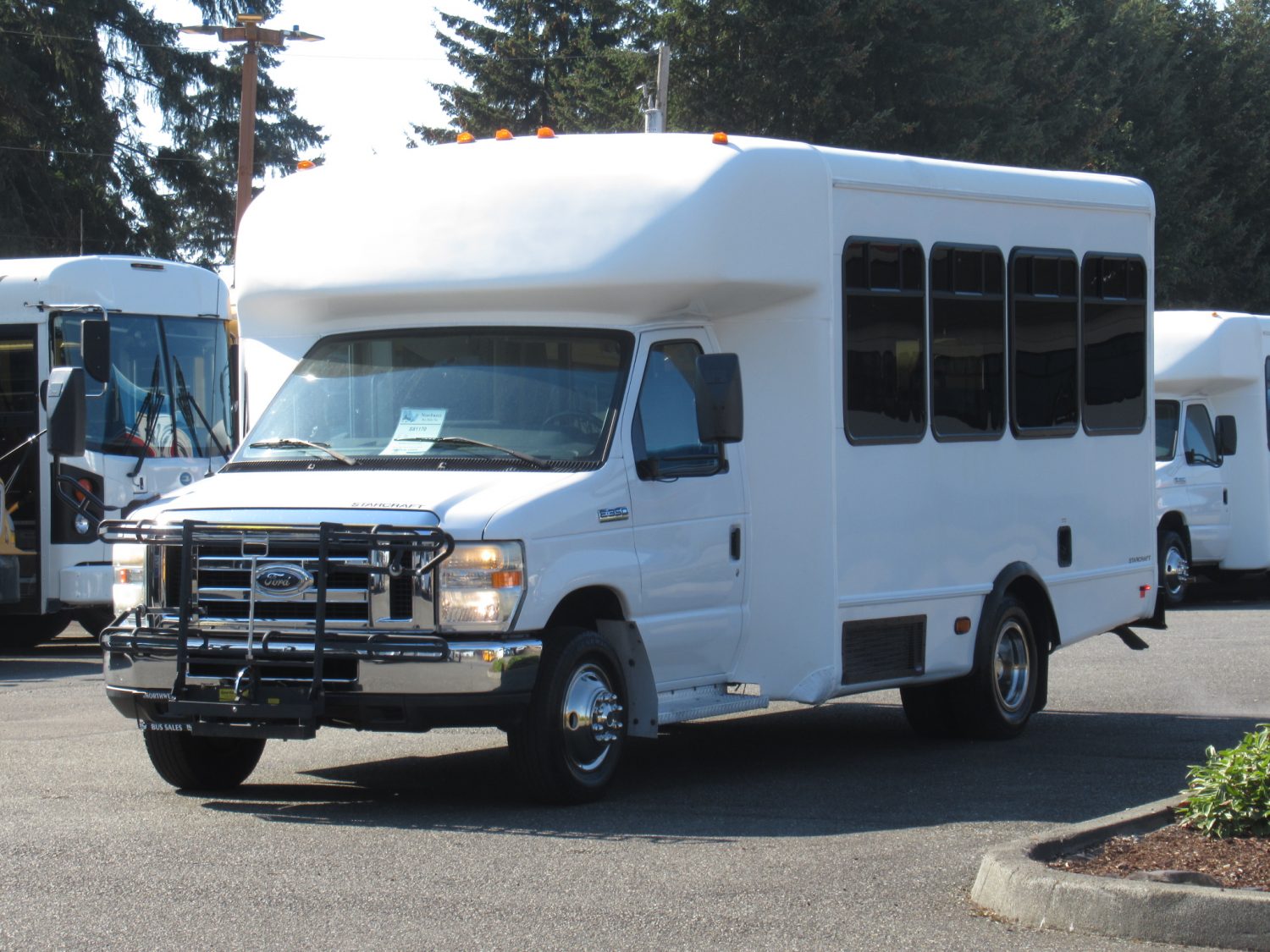 2009 Ford Starcraft Allstar 10 Passenger + 1 Wheelchair ADA Shuttle Bus - S81170 - Image 2