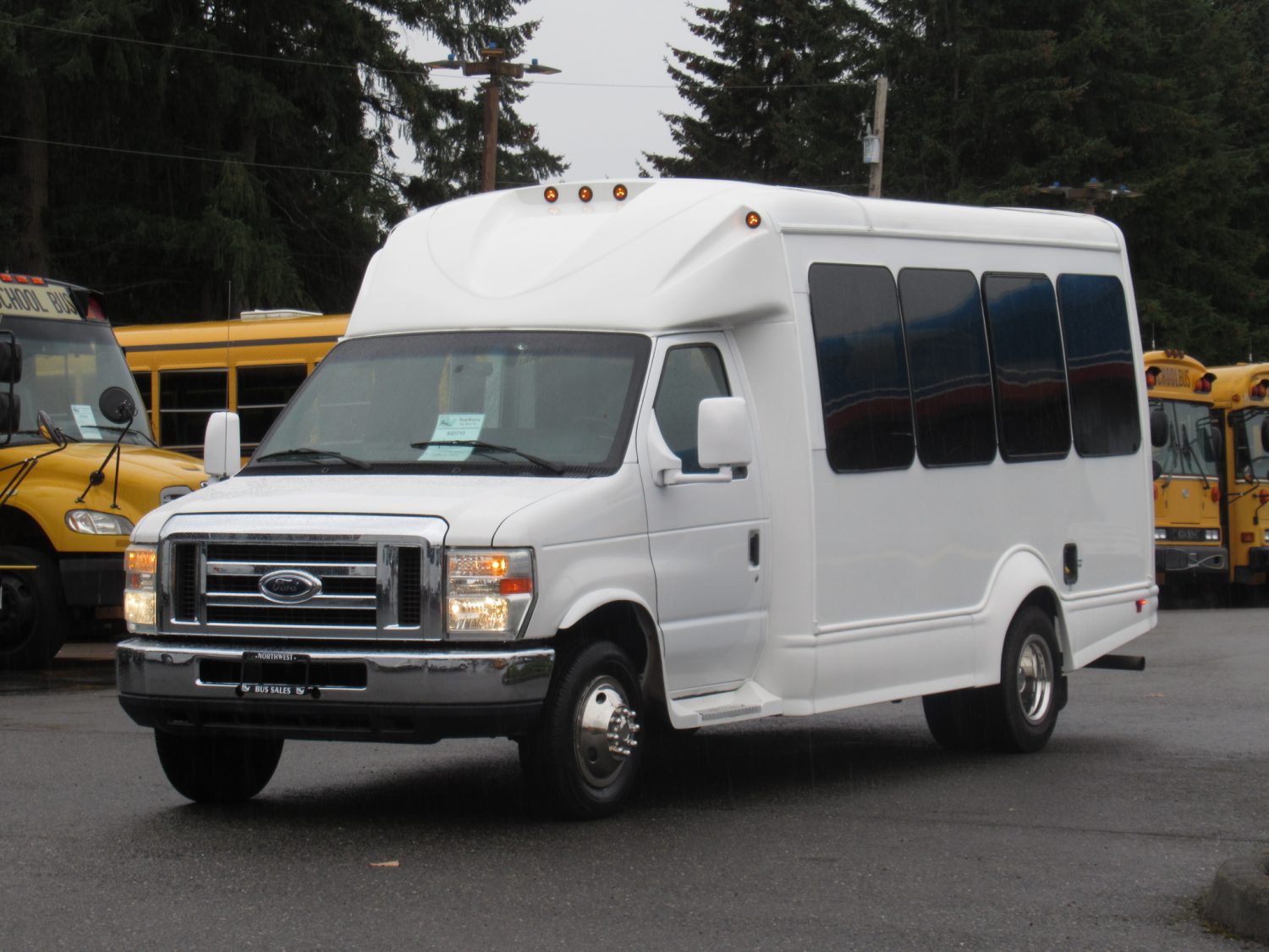2011 Ford Starcraft Starquest 14 Passenger Shuttle Bus - S22713 - Image 2