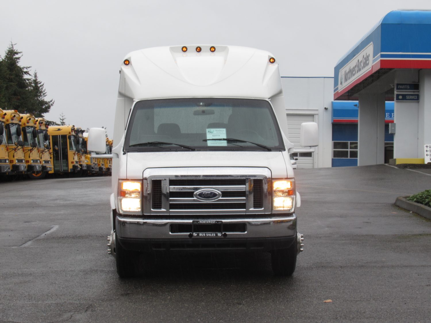 2011 Ford Starcraft Starquest 14 Passenger Shuttle Bus - S22713 - Image 12