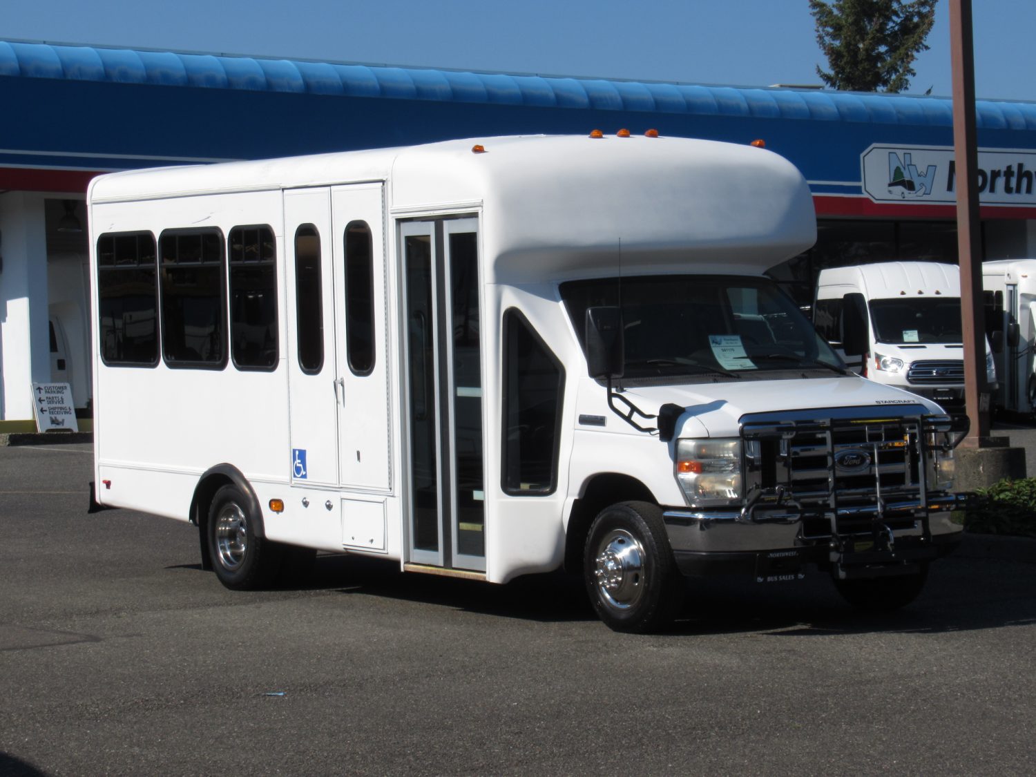 2009 Ford Starcraft Allstar 10 Passenger + 1 Wheelchair ADA Shuttle Bus - S81170