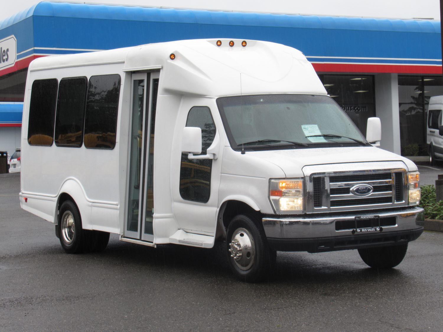 2011 Ford Starcraft Starquest 14 Passenger Shuttle Bus - S22713