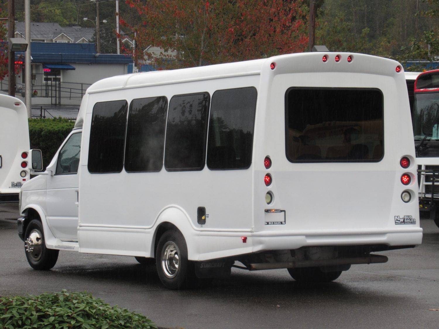 2011 Ford Starcraft Starquest 14 Passenger Shuttle Bus - S22713 - Image 4