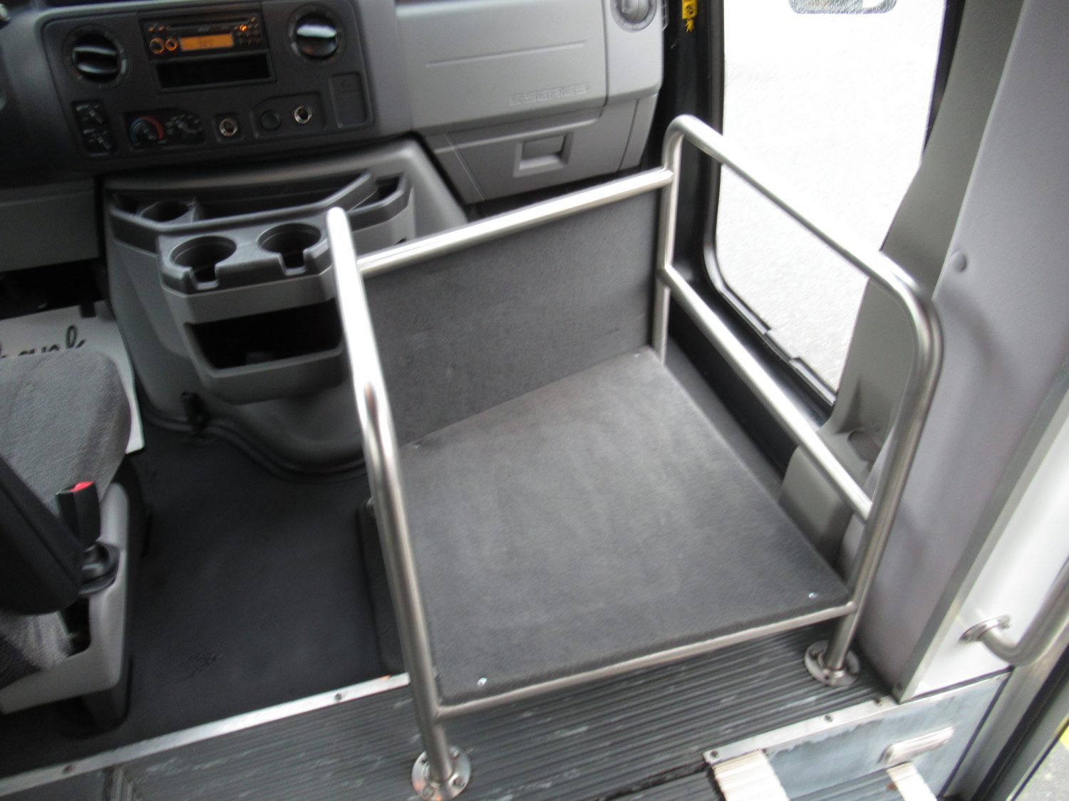 2011 Ford Starcraft Starquest 14 Passenger Shuttle Bus - S22713 - Image 10