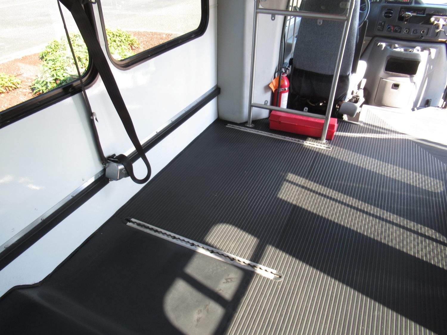 2009 Ford Starcraft Allstar 10 Passenger + 1 Wheelchair ADA Shuttle Bus - S81170 - Image 9