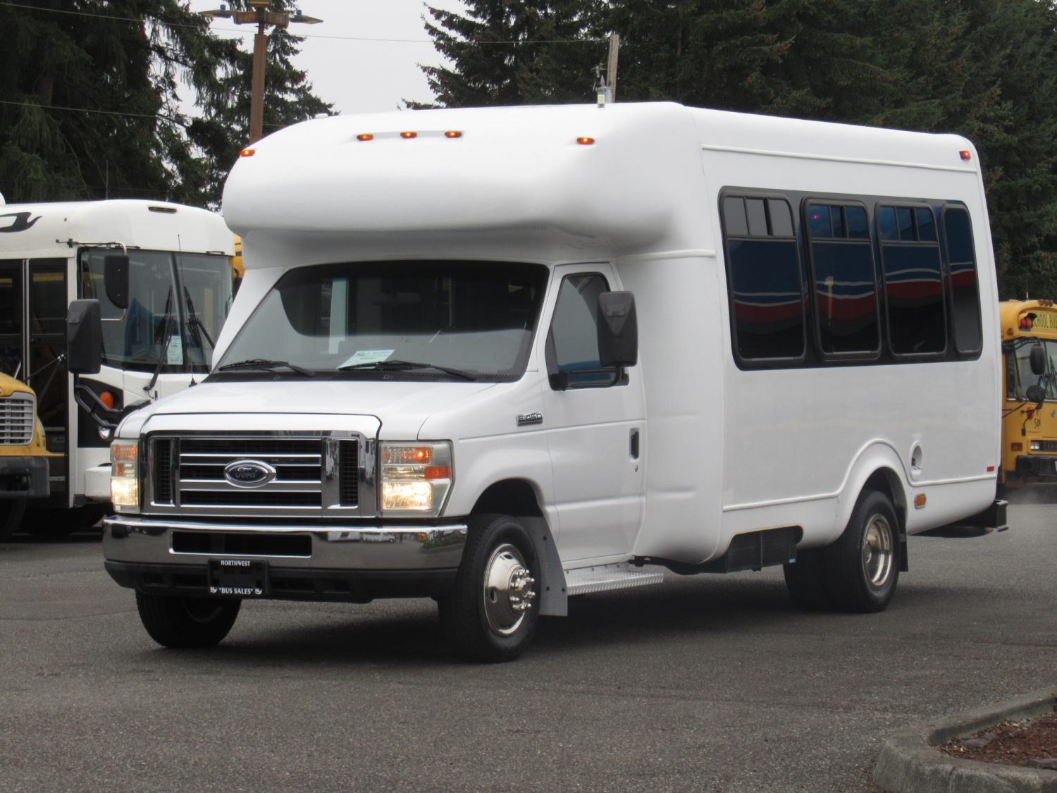 2009 Ford Startrans Senator 14 Passenger ADA Shuttle Bus - S42257 - Image 2