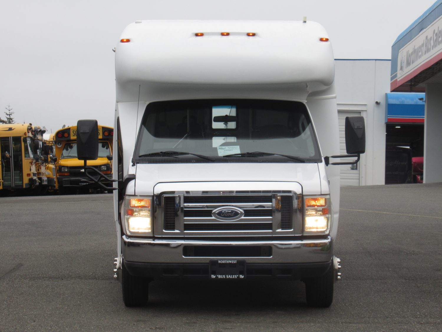 2009 Ford Startrans Senator 14 Passenger ADA Shuttle Bus - S42257 - Image 12