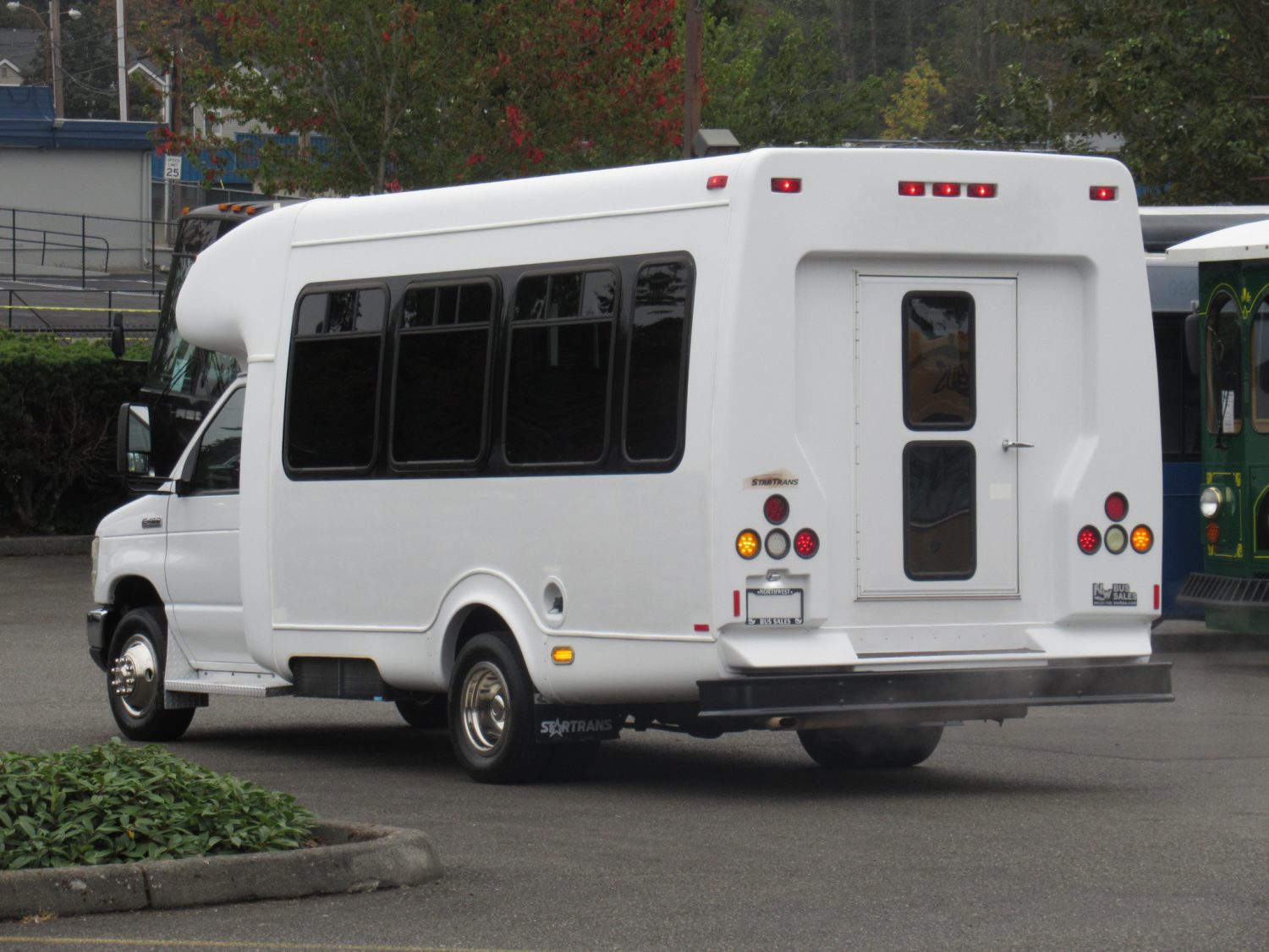 2009 Ford Startrans Senator 14 Passenger ADA Shuttle Bus - S42257 - Image 4