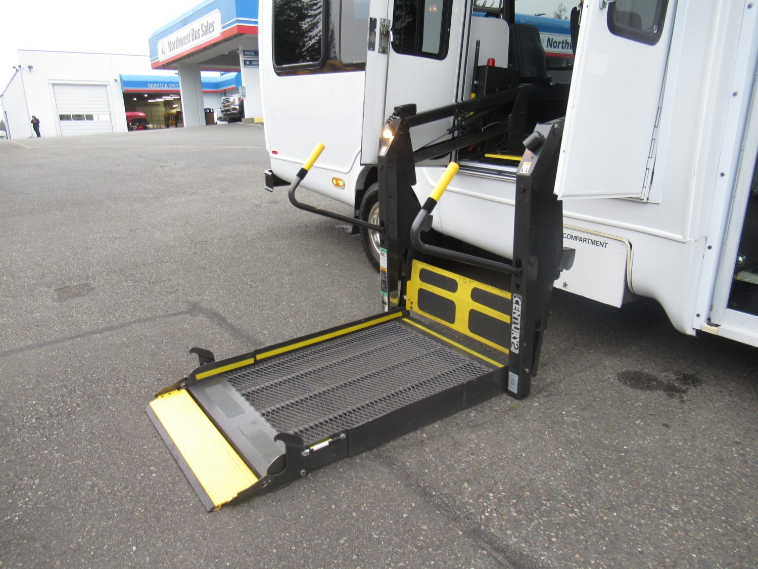 2009 Ford Startrans Senator 14 Passenger ADA Shuttle Bus - S42257 - Image 11