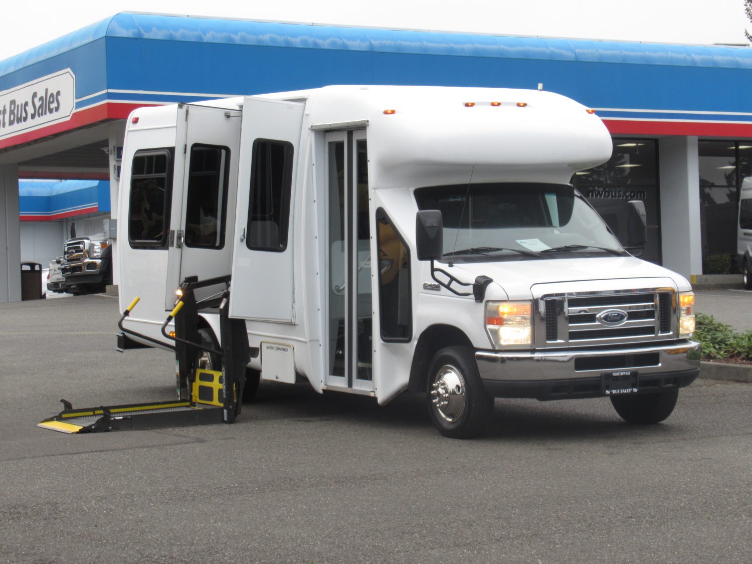 2009 Ford Startrans Senator 14 Passenger ADA Shuttle Bus - S42257