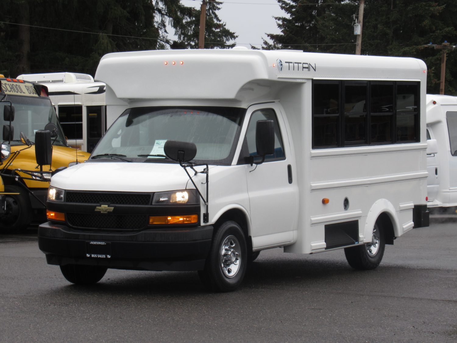 2018 Chevrolet Titan 14 Passenger Daycare Bus - B29925 - Image 2