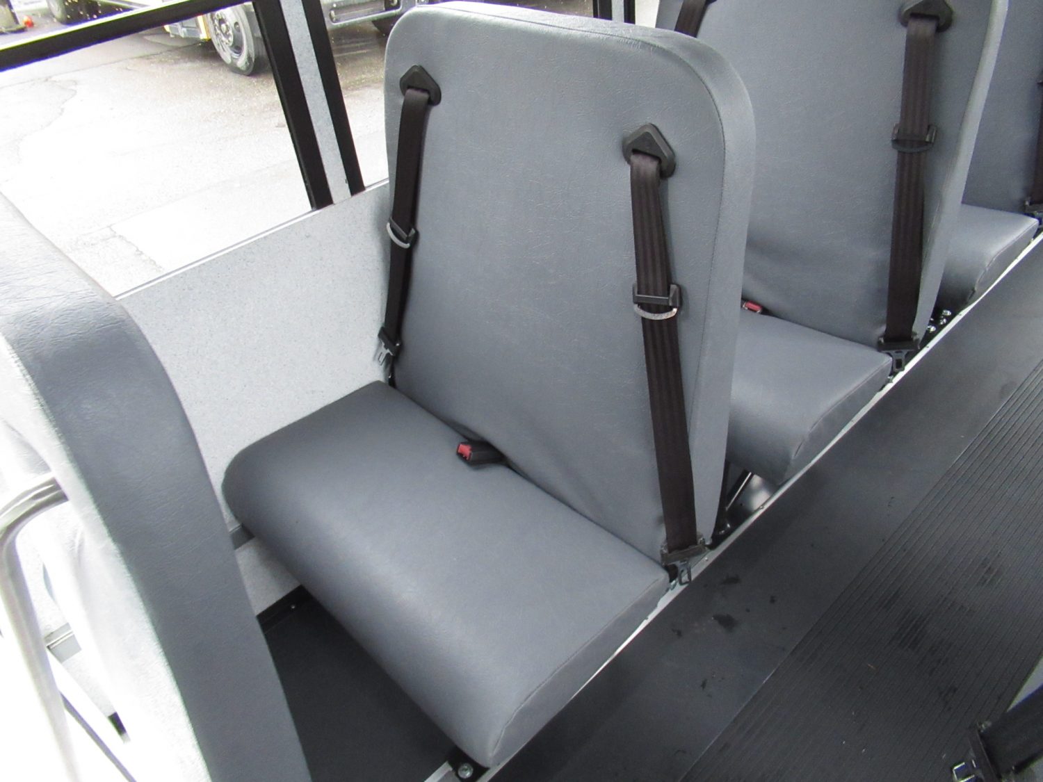 2018 Chevrolet Titan 14 Passenger Daycare Bus - B29925 - Image 9