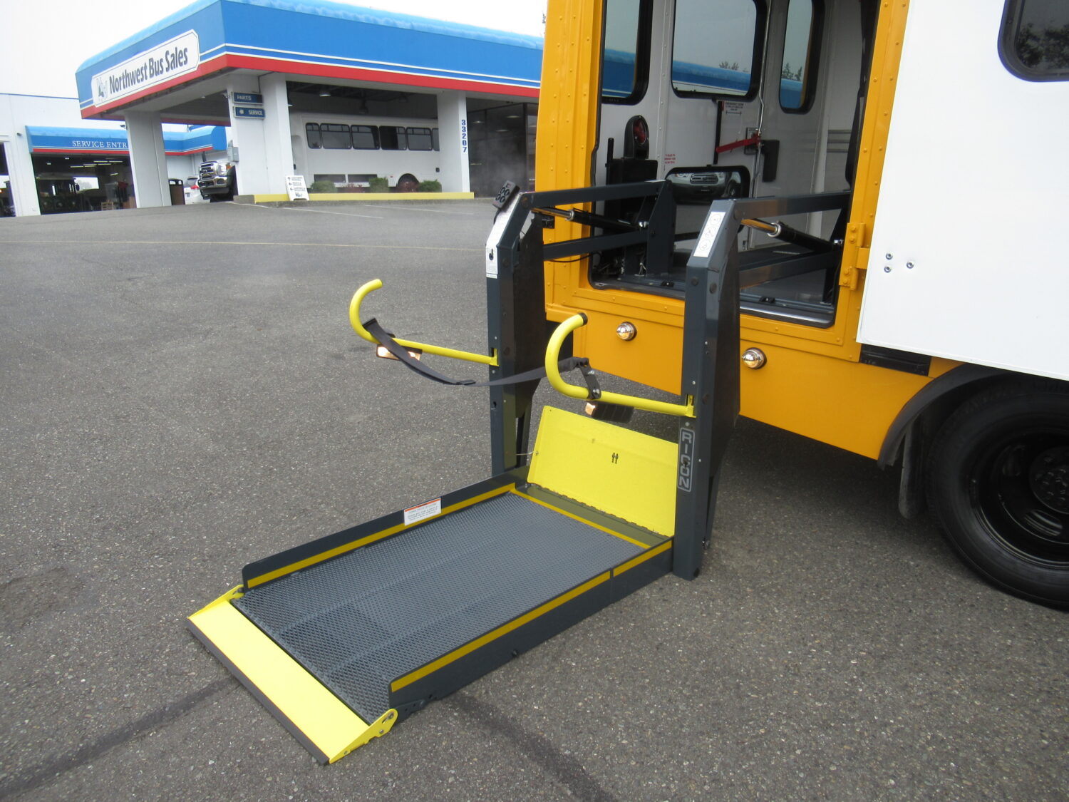 2012 Chevrolet Starcraft Quest 6 Passenger + 1 Wheelchair School Bus - B16295 - Image 11