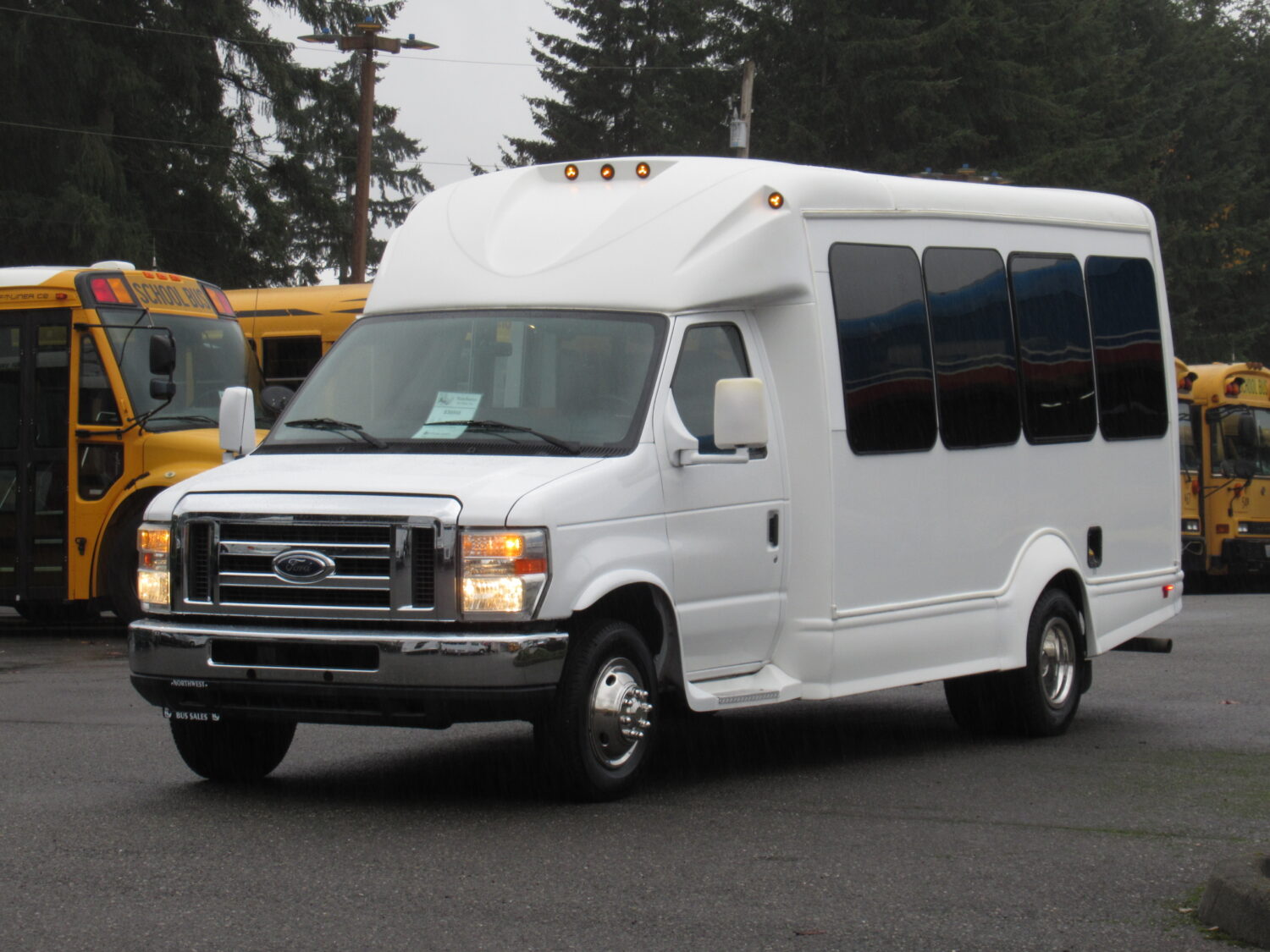 2011 Ford Starcraft Starquest 14 Passenger Shuttle Bus - S21341 - Image 2