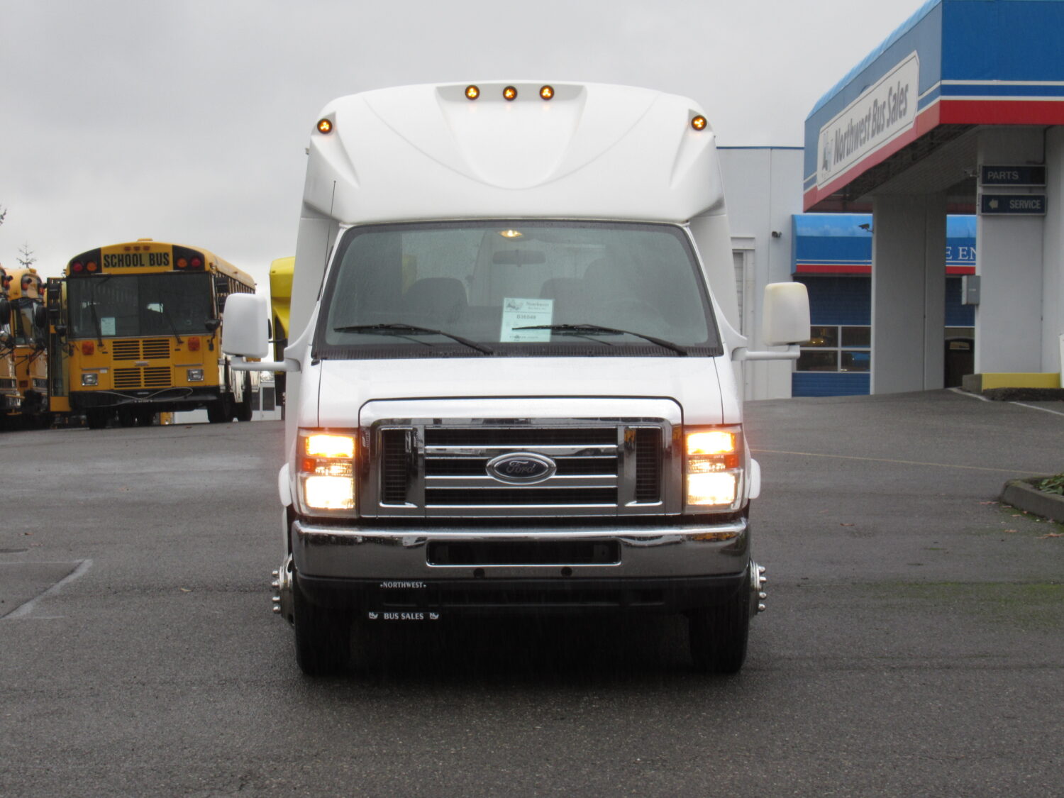 2011 Ford Starcraft Starquest 14 Passenger Shuttle Bus - S21341 - Image 12