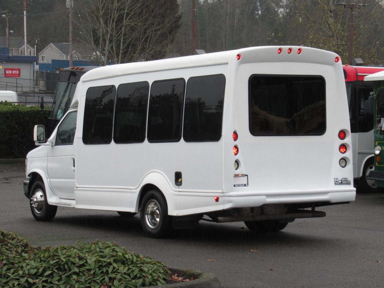 2011 Ford Starcraft Starquest 14 Passenger Shuttle Bus - S21341 - Image 4